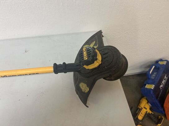 DEWALT Græstrimmer DCM561