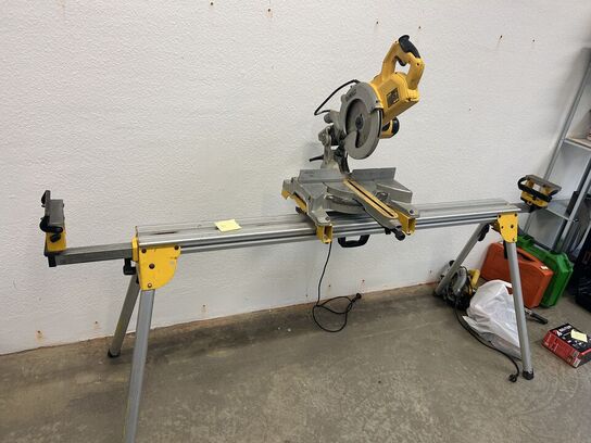 DEWALT Kap/Geringssav DWS778 med arbejdsstation