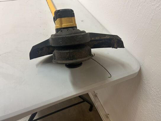 DEWALT Græstrimmer DCM561