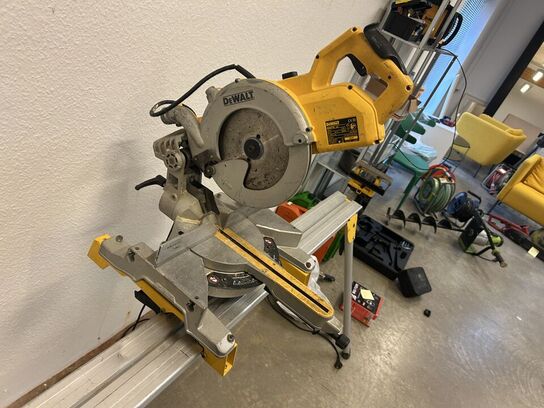 DEWALT Kap/Geringssav DWS778 med arbejdsstation