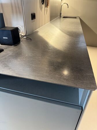 L-formet serveringsunit med vask, vandhane og vandkøler
