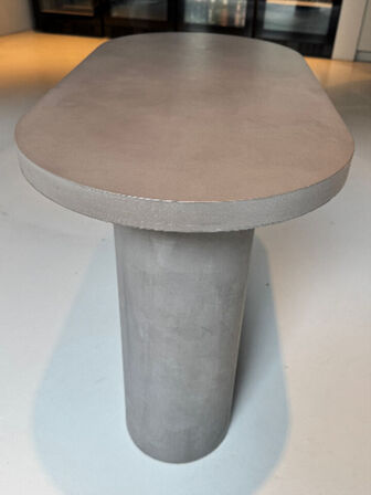 Ovalt betonfarvet bord