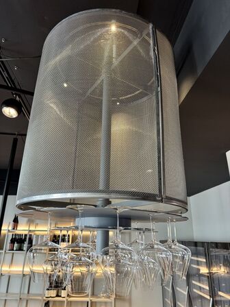 Glasophæng og belysning over tjenerstation
