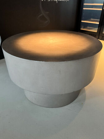 Rundt betonfarvet bord