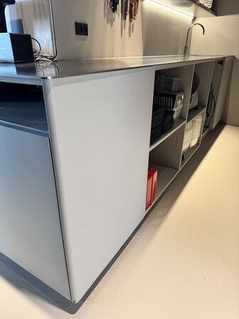 L-formet serveringsunit med vask, vandhane og vandkøler