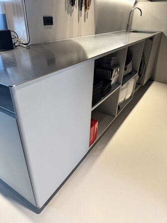 L-formet serveringsunit med vask, vandhane og vandkøler