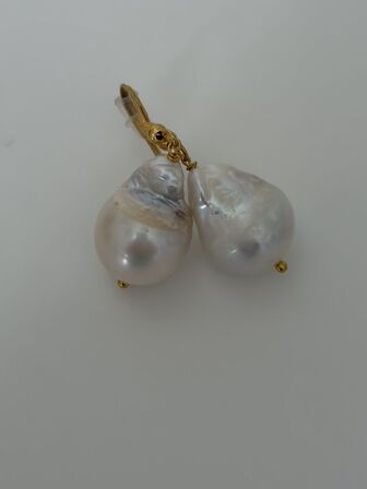 Ferskvandsperle ørestikker med barok perle