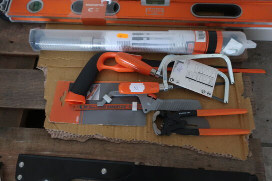 Vaterpas, tænger, save m.v. 