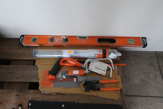 Vaterpas, tænger, save m.v. 