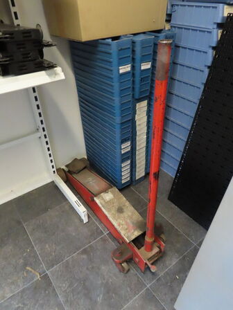 Tøm rummet for dele og reoler