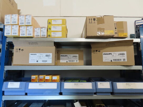 Indhold på reolen, inklusive kasser