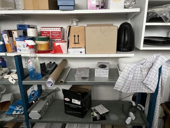 Tøm baglokal. Bla. Køleskab, microovn, toner med mere