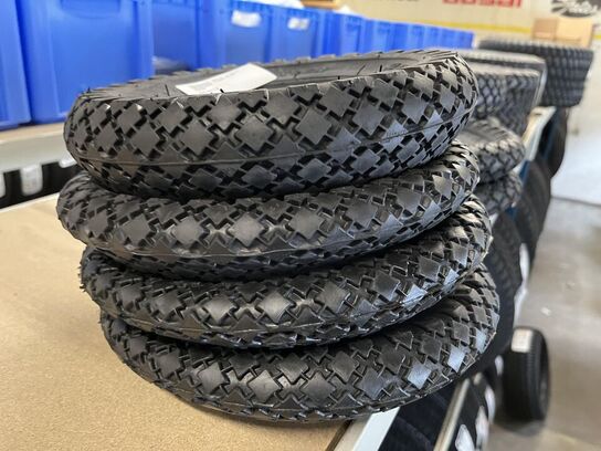 Blandet dæk og resevedele 