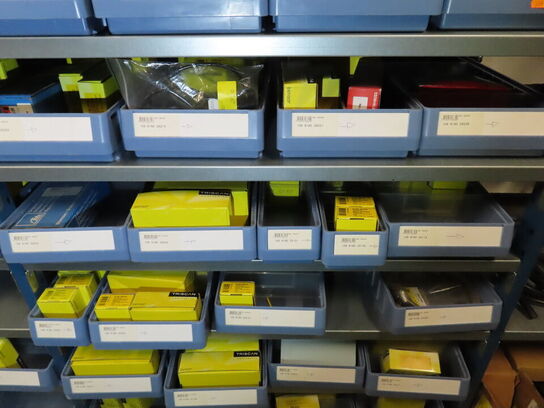 Indhold på reolen, inklusive kasser