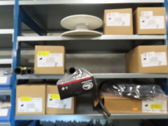 Indhold på reolen, inklusive kasser