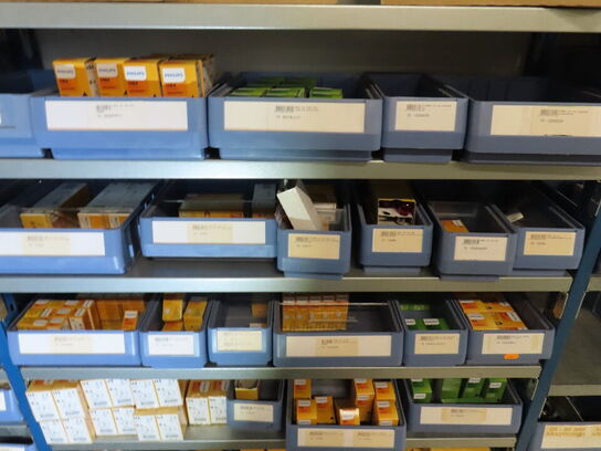 Indhold på reolen, inklusive kasser