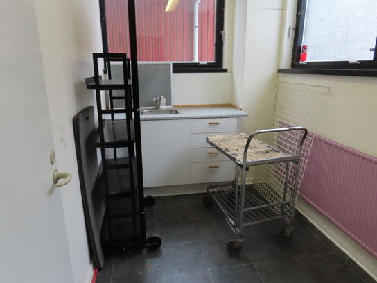 Tøm rummet for dele og reoler