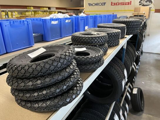 Blandet dæk og resevedele 