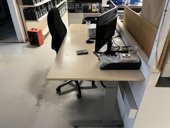 Komplet arbejdes station m. hæve/sænke bord og stol