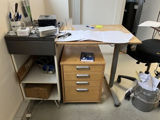 Komplet arbejdes station m. hæve/sænke bord og stol