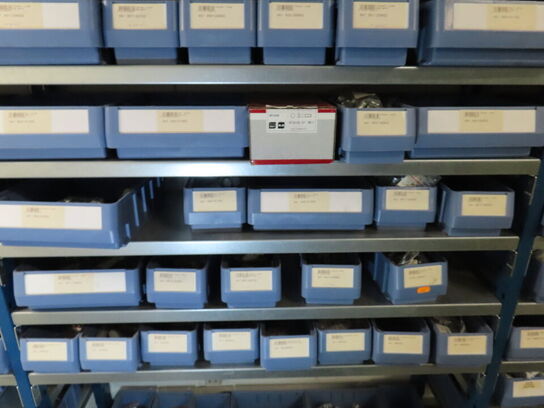 Indhold på reolen, inklusive kasser