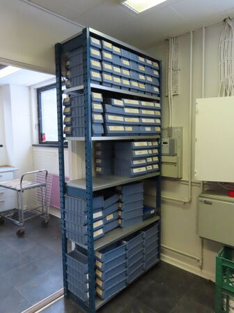 Tøm rummet for dele og reoler