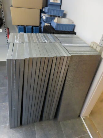 Tøm rummet for dele og reoler