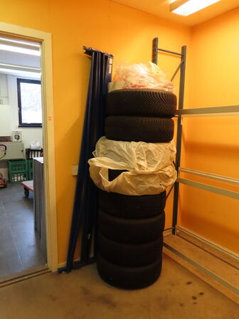 Tøm rummet for dele og reoler