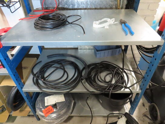 Indhold på reolen, inklusive kasser