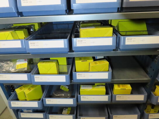 Indhold på reolen, inklusive kasser