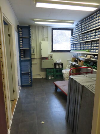 Tøm rummet for dele og reoler