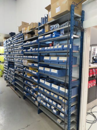 Indhold på reolen, inklusive kasser