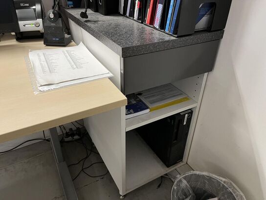 Komplet arbejdes station m. hæve/sænke bord og stol