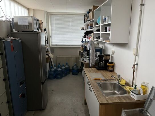 Tøm baglokal. Bla. Køleskab, microovn, toner med mere