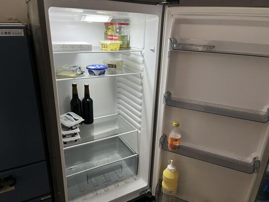 Tøm baglokal. Bla. Køleskab, microovn, toner med mere