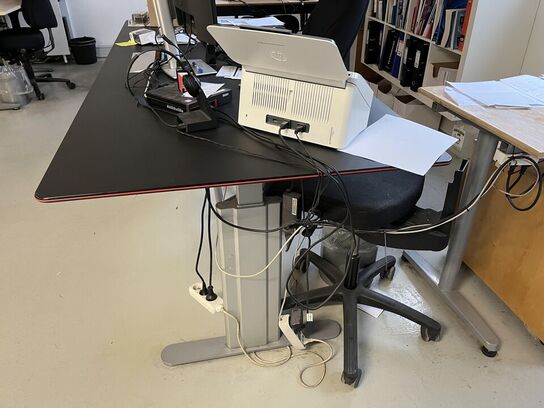 Komplet arbejdes station m. hæve/sænke bord og stol