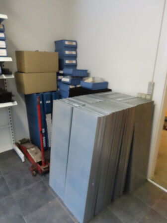 Tøm rummet for dele og reoler