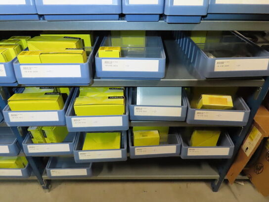 Indhold på reolen, inklusive kasser