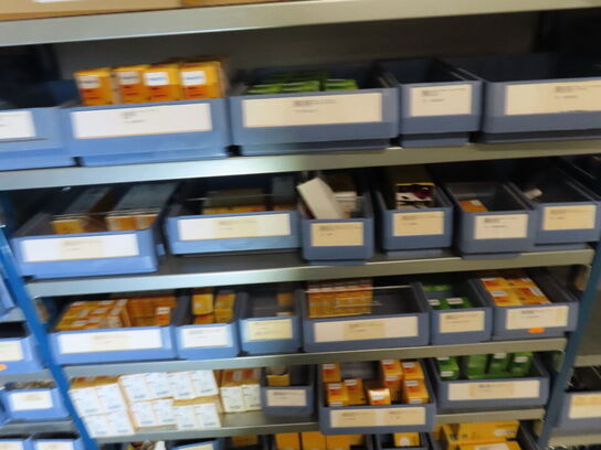 Indhold på reolen, inklusive kasser