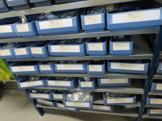 Indhold på reolen, inklusive kasser