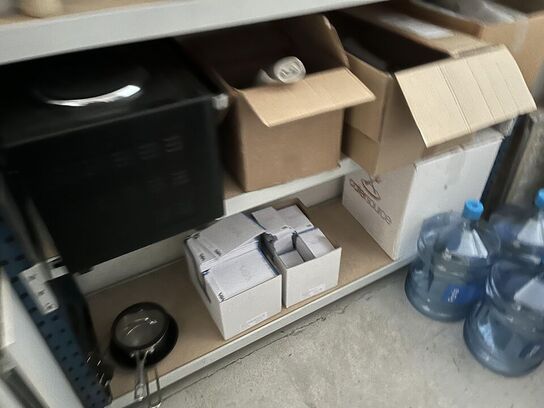 Tøm baglokal. Bla. Køleskab, microovn, toner med mere