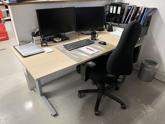 Komplet arbejdes station m. hæve/sænke bord og stol