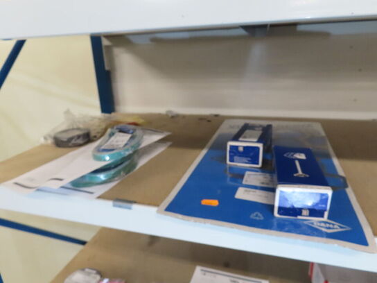 Div. reservedele på reoler og vogne