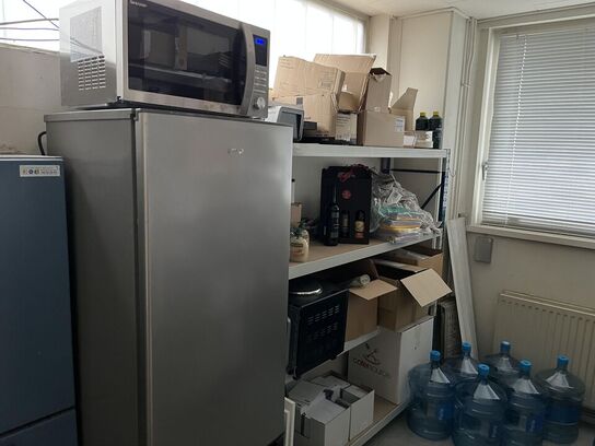 Tøm baglokal. Bla. Køleskab, microovn, toner med mere