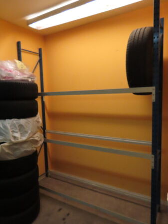 Tøm rummet for dele og reoler