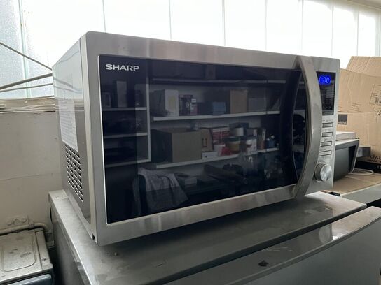 Tøm baglokal. Bla. Køleskab, microovn, toner med mere