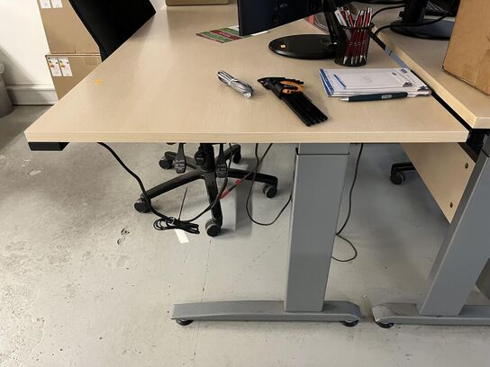 Komplet arbejdes station m. hæve/sænke bord og stol