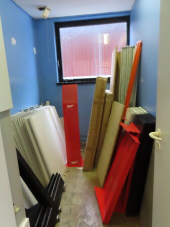 Tøm rummet for dele og reoler