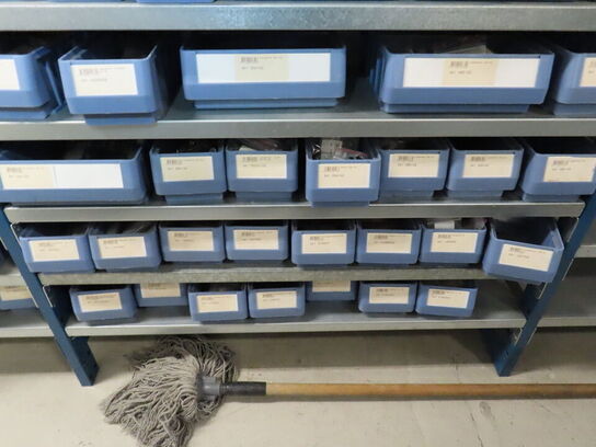 Indhold på reolen, inklusive kasser