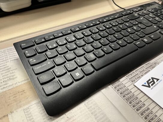 Komplet arbejdes station m. hæve/sænke bord og stol